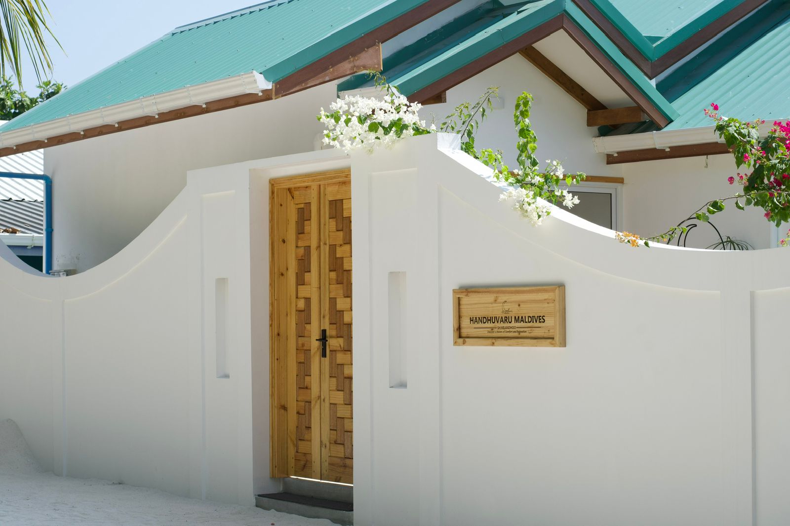 Garden paths and seating at Handhuvaru Maldives